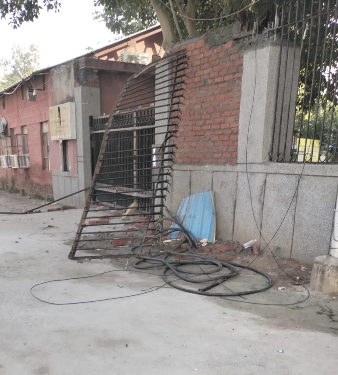 जामिया मिलिया इस्लामिया में तोड़फोड़, नकाबपोश लोगों ने दीवारों और CCTV को बनाया निशाना