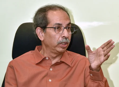 महाराष्ट्र में सूखे पर घिरी सरकार, शिवसेना (UBT) का आरोप - 'किसान चीख रहा, मंत्री सूखे मेवे खा रहे'
