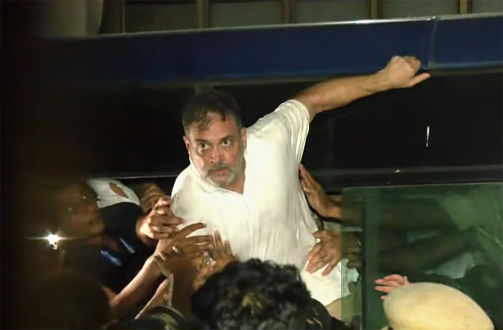 चुनाव आयुक्त के खिलाफ विपक्ष का प्रदर्शन, राहुल-प्रियंका हिरासत में; अखिलेश ने EC की निष्पक्षता पर उठाए सवाल