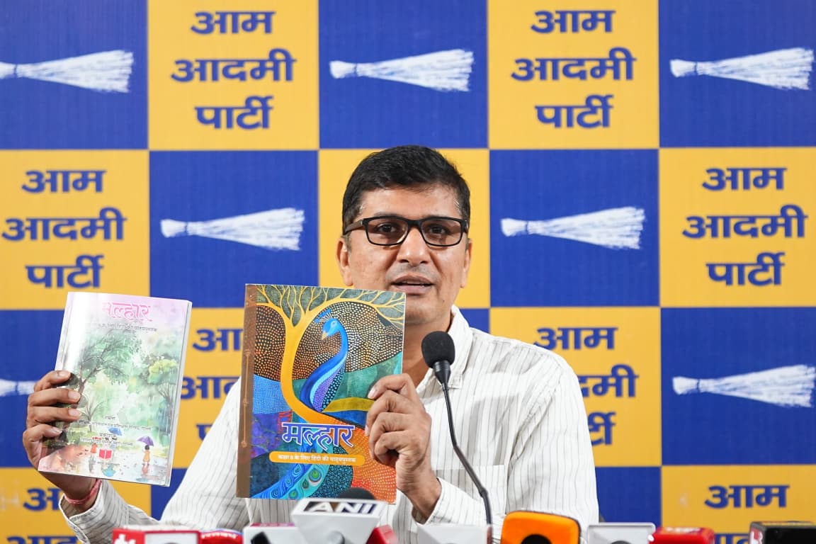 दिल्ली: सरकारी स्कूल की किताबों की छपाई में 40% कमीशनखोरी का आरोप, AAP ने सरकार को घेरा