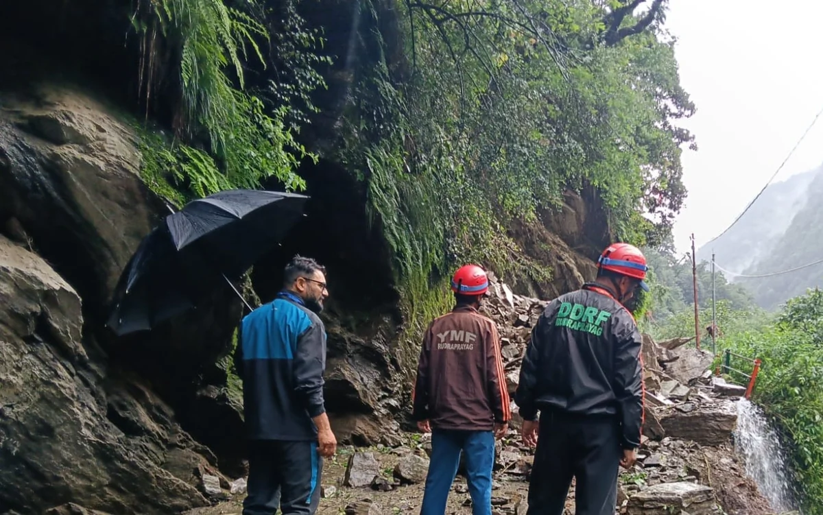 उत्तराखंड में बारिश से बढ़ी मुश्किलें, 142 सड़कें बंद, मौसम विभाग ने कई जिलों के लिए येलो अलर्ट जारी किया