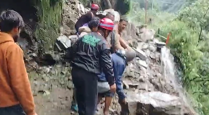 केदारनाथ यात्रा मार्ग पर भूस्खलन: पहाड़ी से गिरे बोल्डर, गौरीकुंड के पास रोके गए तीर्थयात्री