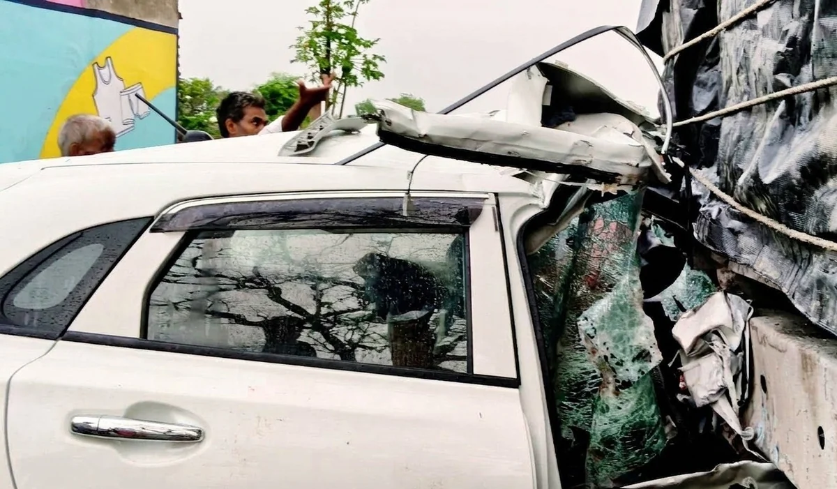 चतरा में भीषण सड़क हादसा: ट्रक से टकराई तेज रफ्तार कार, एक युवक की मौत, दो की हालत नाजुक