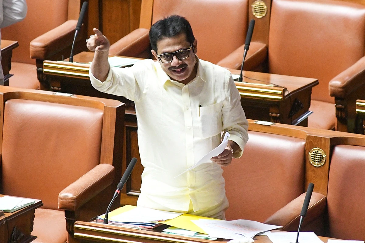 कर्नाटक: मंत्री जमीर अहमद ने तिरंगा फहराने से मांगी छूट, भाजपा ने की बर्खास्तगी की मांग