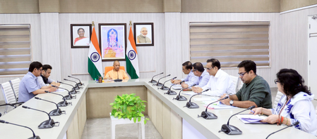 चित्रकूट में बाढ़ पीड़ितों से मिले सीएम योगी, गिरे हुए घरों के लिए चेक और राशन किट बांटे