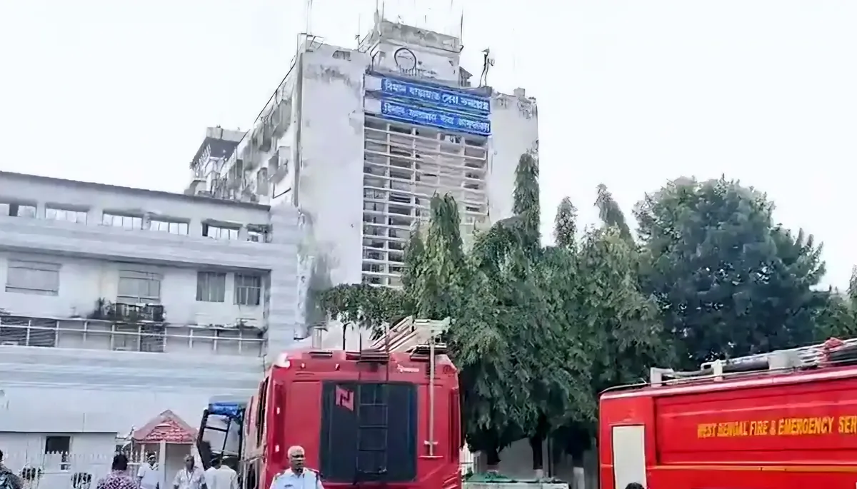 कोलकाता एयरपोर्ट: ATC बिल्डिंग में लगी आग, सजावटी लाइटों से शॉर्ट सर्किट का अंदेशा