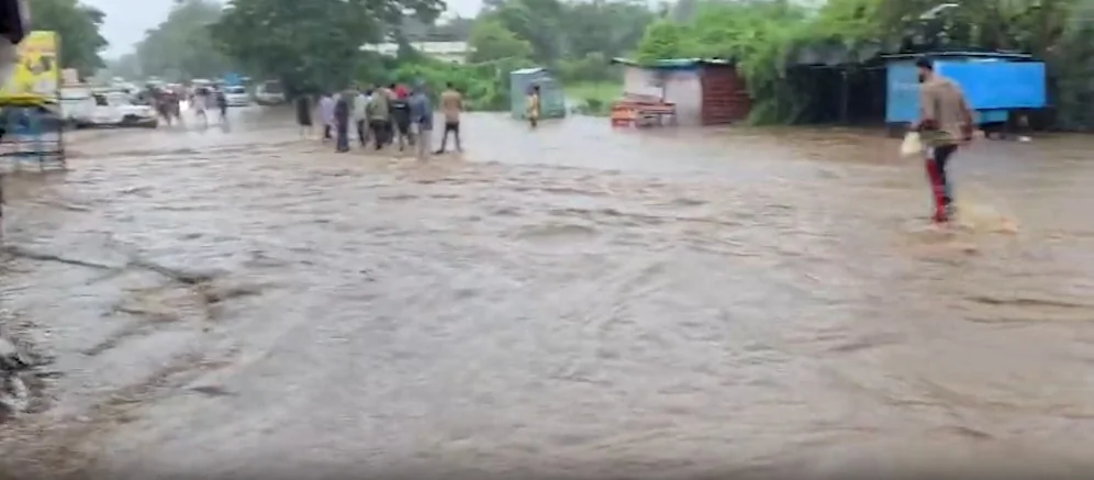 गुजरात: सूरत में भारी बारिश का 'रेड अलर्ट', प्रशासन की लोगों से 24 घंटे घर में रहने की अपील