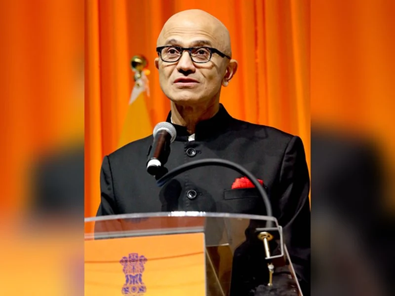 सत्य नडेला की चेतावनी: AI को 'अंदर का खतरा' मानें, इसे रोकने के लिए 'इमरजेंसी ब्रेक' बनाएं