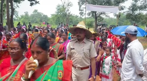 झारखंड: आदिवासी महिलाओं ने पेड़ों को बांधी राखी, 'लेडी टार्जन' के नेतृत्व में लिया जंगल बचाने का संकल्प