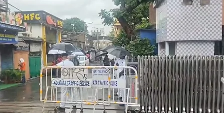 ममता बनर्जी के घर के बाहर भारी सुरक्षा, TMC बोली- रेप पीड़िता के परिवार से मिलने से रोका, BJP ने दी अंडे फेंके जाने की दलील