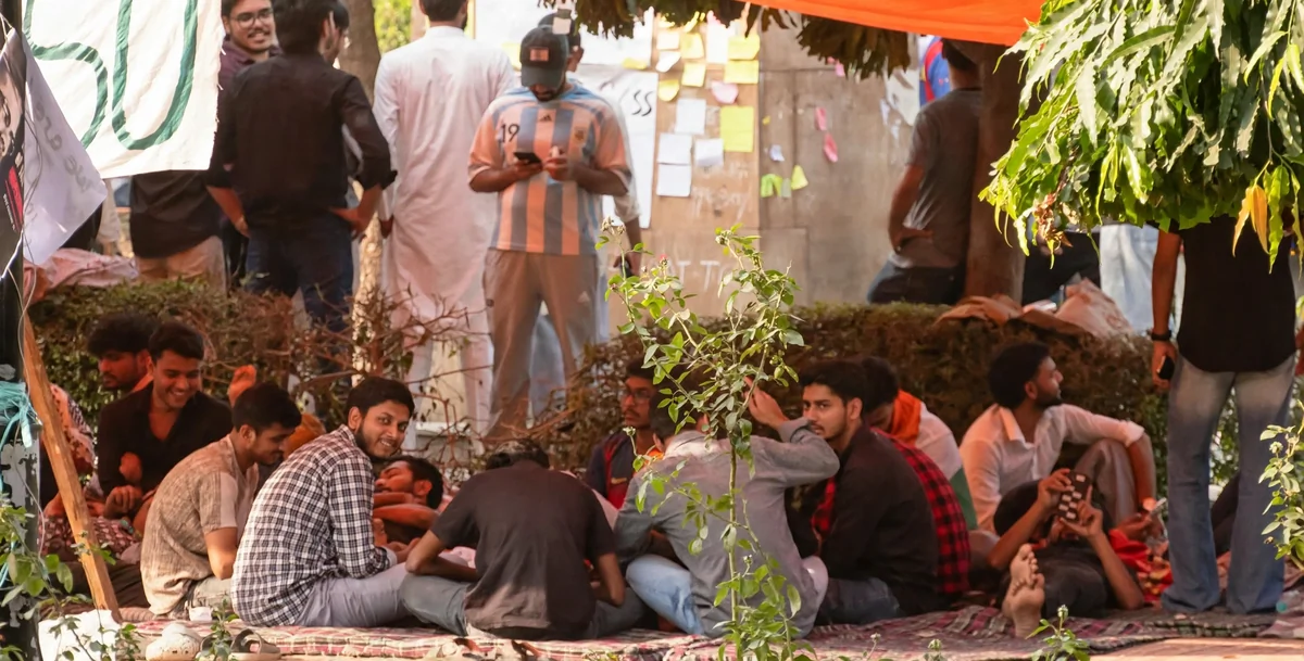 जामिया में छात्र संघ की मांग पर तनाव बढ़ा, गेट बंद होने से नाराज़ छात्रों ने कहा- 'आंदोलन दबाने की कोशिश'