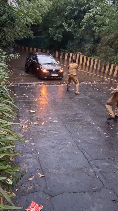 नोएडा: बारिश के बाद अंडरपास बना तालाब, कार में फंसे लोगों ने शीशा तोड़कर बचाई जान