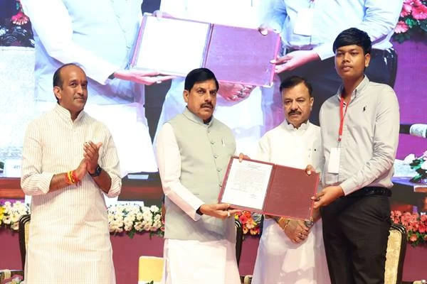 मध्य प्रदेश: 954 परिवारों को मिली अनुकंपा नियुक्ति, 400 नए सांदीपनि स्कूलों के भवन बनेंगे