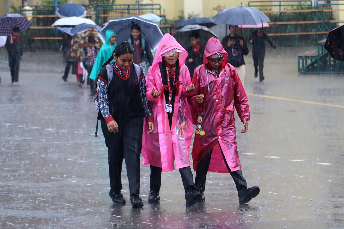 हिमाचल में मानसून का कहर: कुल्लू में भारी बारिश से स्कूल की इमारत ढही, प्रदेश में 1000 करोड़ के नुकसान का अनुमान
