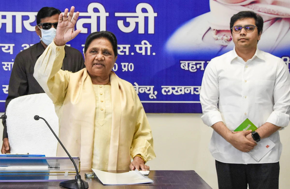 मायावती ने भतीजे आकाश आनंद को BSP से किया निष्कासित, कहा- 'रिश्तों का मोह ज़्यादा, पार्टी की परवाह कम'