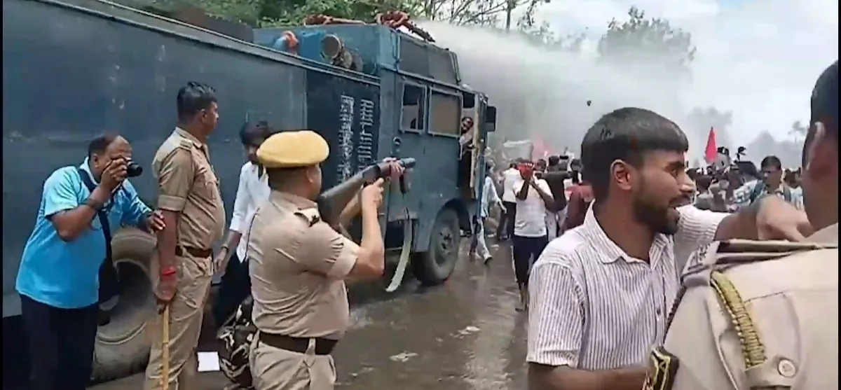 NEET पेपर लीक: दिल्ली के लाठीचार्ज के विरोध में पटना की सड़कों पर उतरे छात्र, पुलिस से झड़प