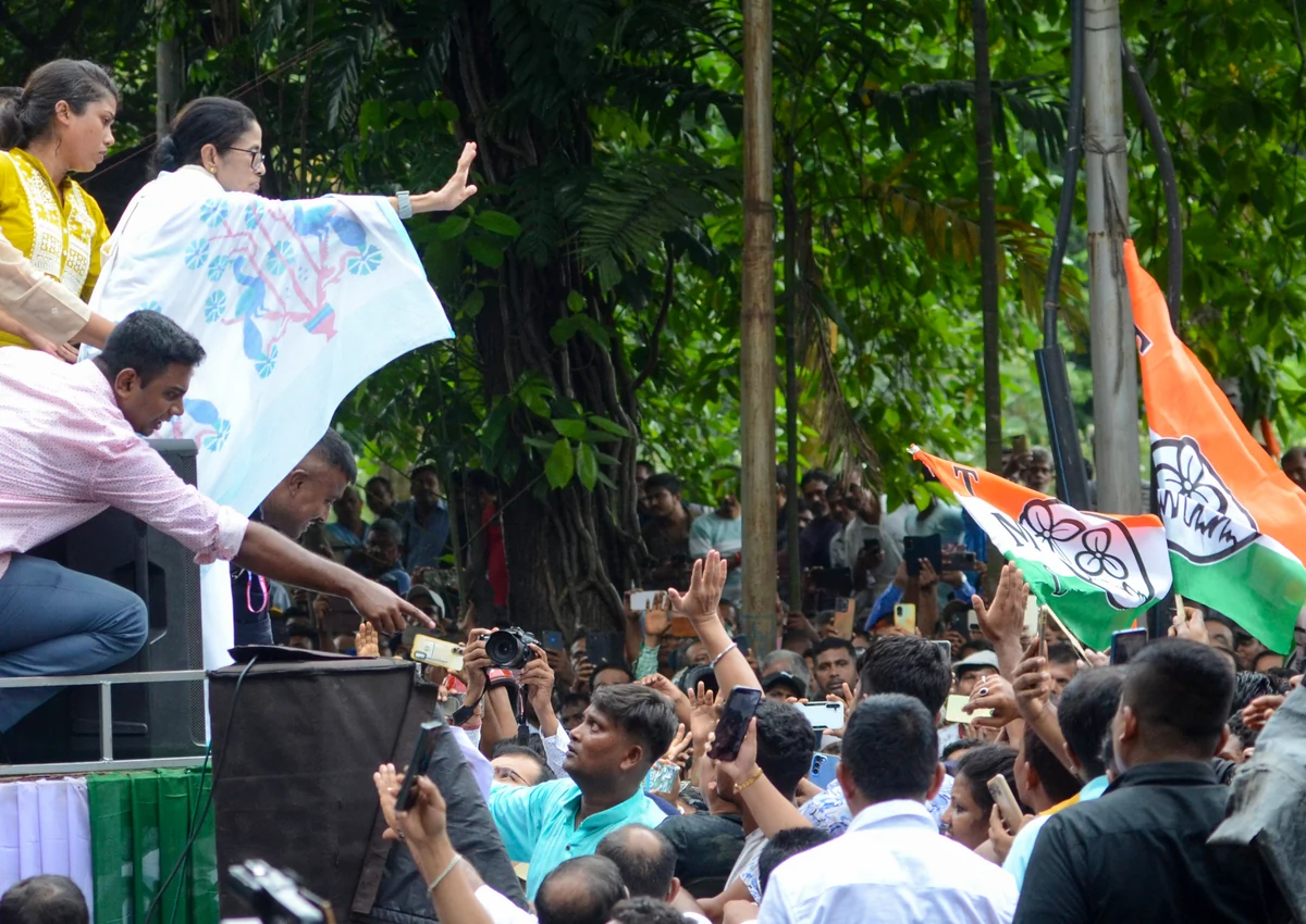 कोलकाता: TMC नेताओं की गिरफ़्तारी पर भड़कीं ममता बनर्जी, स्कूटर पर सवार होकर विरोध स्थल पहुँचीं