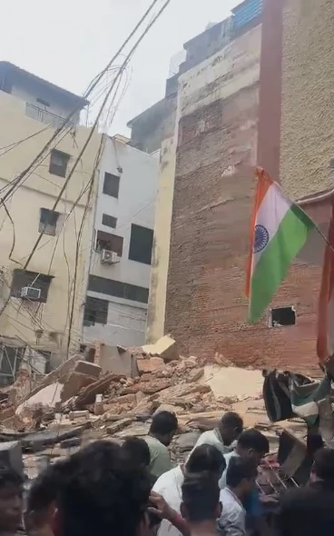 सत्य निकेतन में इमारत ढहने से हड़कंप, मलबे में कई लोगों के दबे होने की आशंका