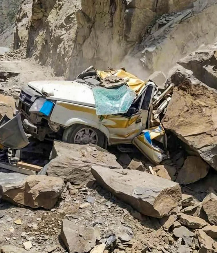 हिमाचल प्रदेश: भारी बारिश के बीच चट्टानें गिरने से वाहन में लगी आग, 6 महीने के बच्चे समेत 13 की मौत
