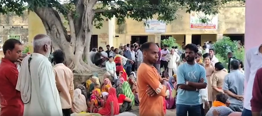 मथुरा: कॉलेज में काम के दौरान दीवार गिरने से मज़दूर की मौत, मुआवज़े की मांग को लेकर परिजनों का प्रदर्शन