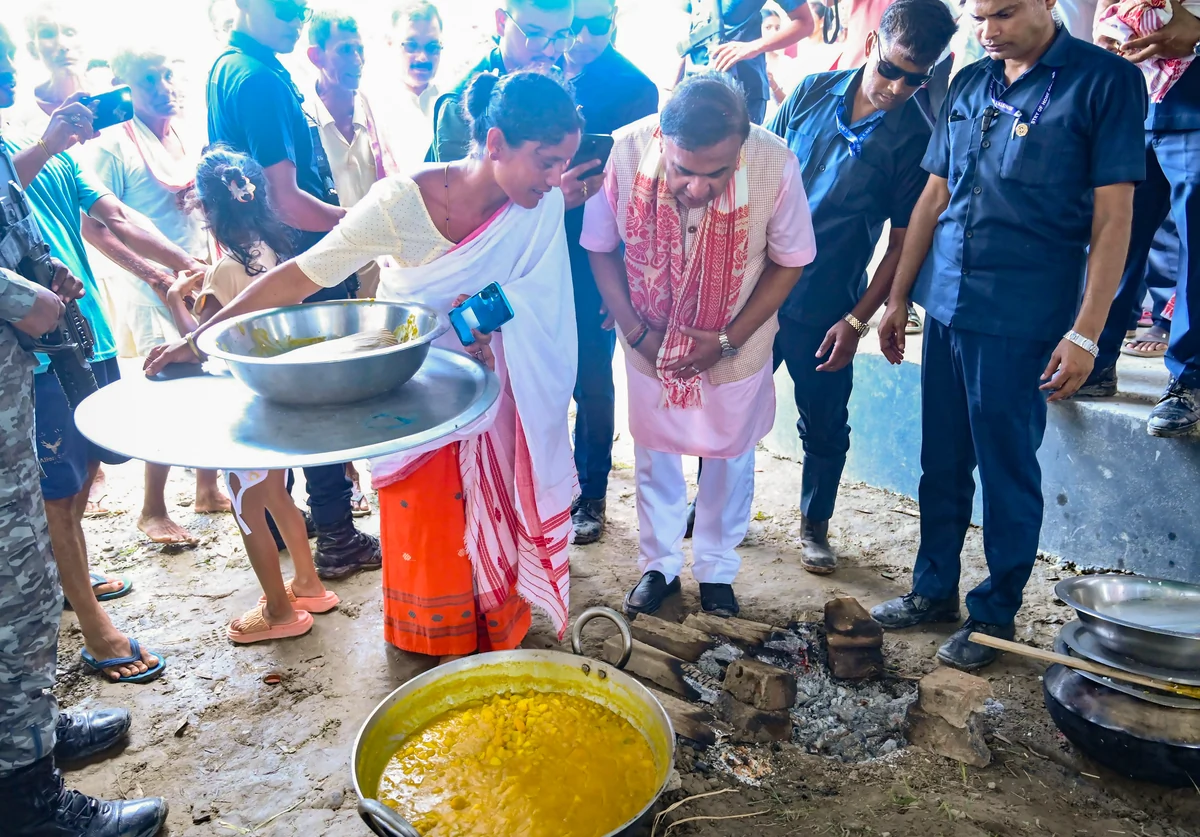 असम बाढ़: प्रभावित परिवारों को 48.5 लाख किलो चावल समेत बड़ी मात्रा में राहत सामग्री वितरित
