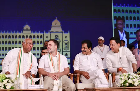 कर्नाटक: विधानसभा सत्र से पहले मंत्रियों के विभाग बांटने का दबाव, कांग्रेस आलाकमान की बैठक आज