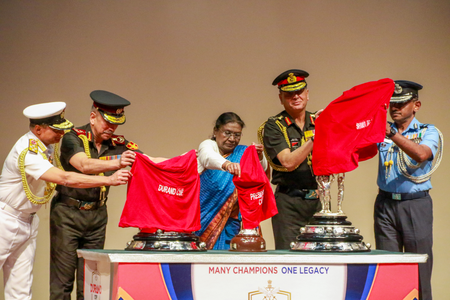 डूरंड कप 2026: राष्ट्रपति द्रौपदी मुर्मु ने प्रतिष्ठित ट्रॉफियों का अनावरण किया, कहा - फुटबॉल एकता और खेल भावना का प्रतीक