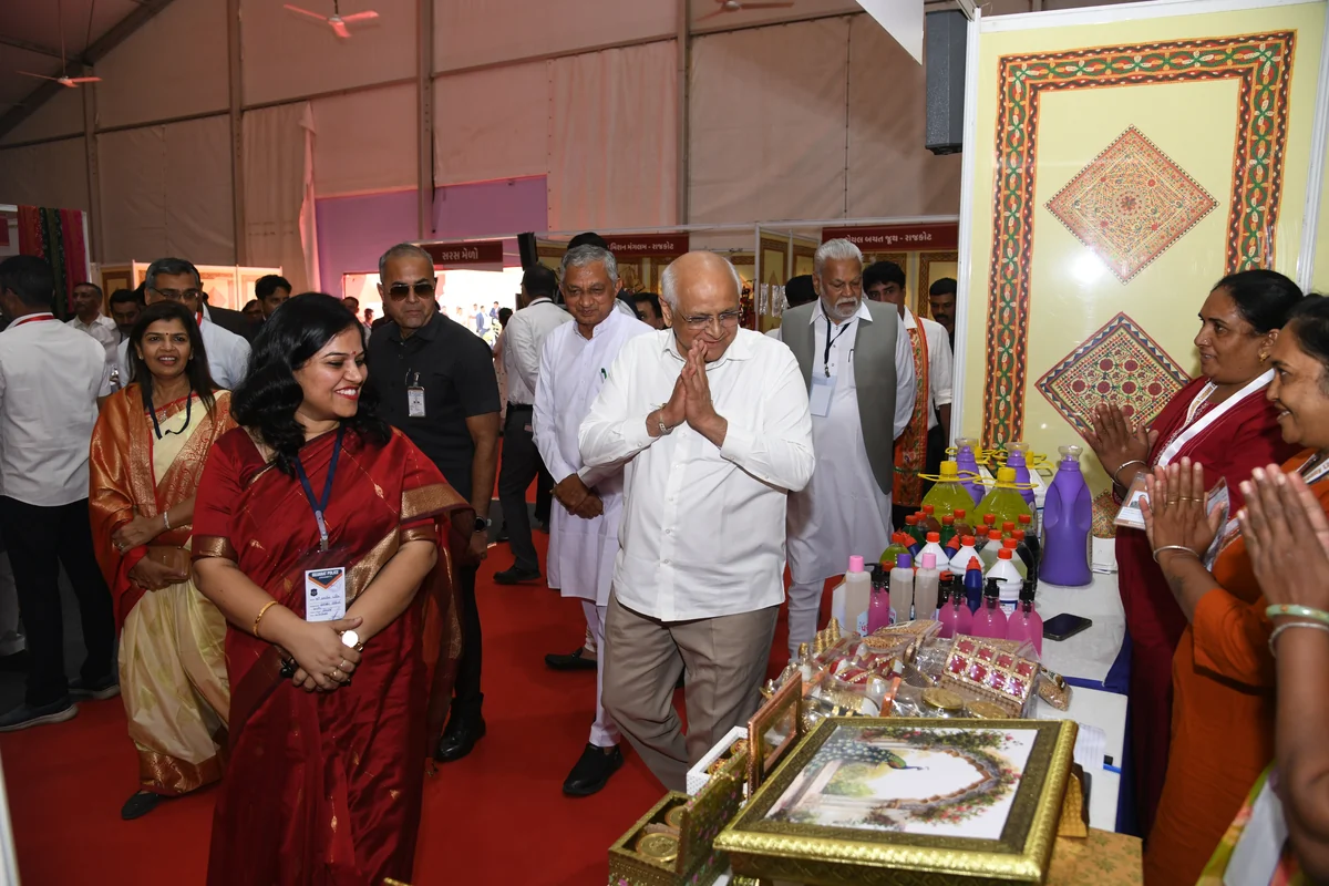 गुजरात: सखी मंडलों के उत्पादों को मिला बड़ा बाज़ार, 136 बस स्टैंडों पर खुले 'ग्राम हाट'