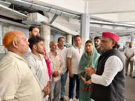 मेरठ छात्रा हत्याकांड: अखिलेश यादव ने पीड़ित परिवार से मिलकर पुलिस की कार्रवाई पर गंभीर सवाल उठाए