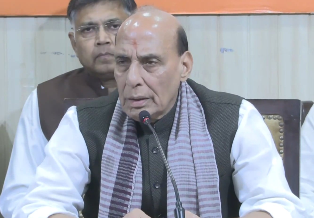 रायबरेली सीट भी जीत पाएंगे? राजनाथ सिंह का राहुल गांधी पर तीखा हमला, कांग्रेस के इतिहास पर उठाए सवाल