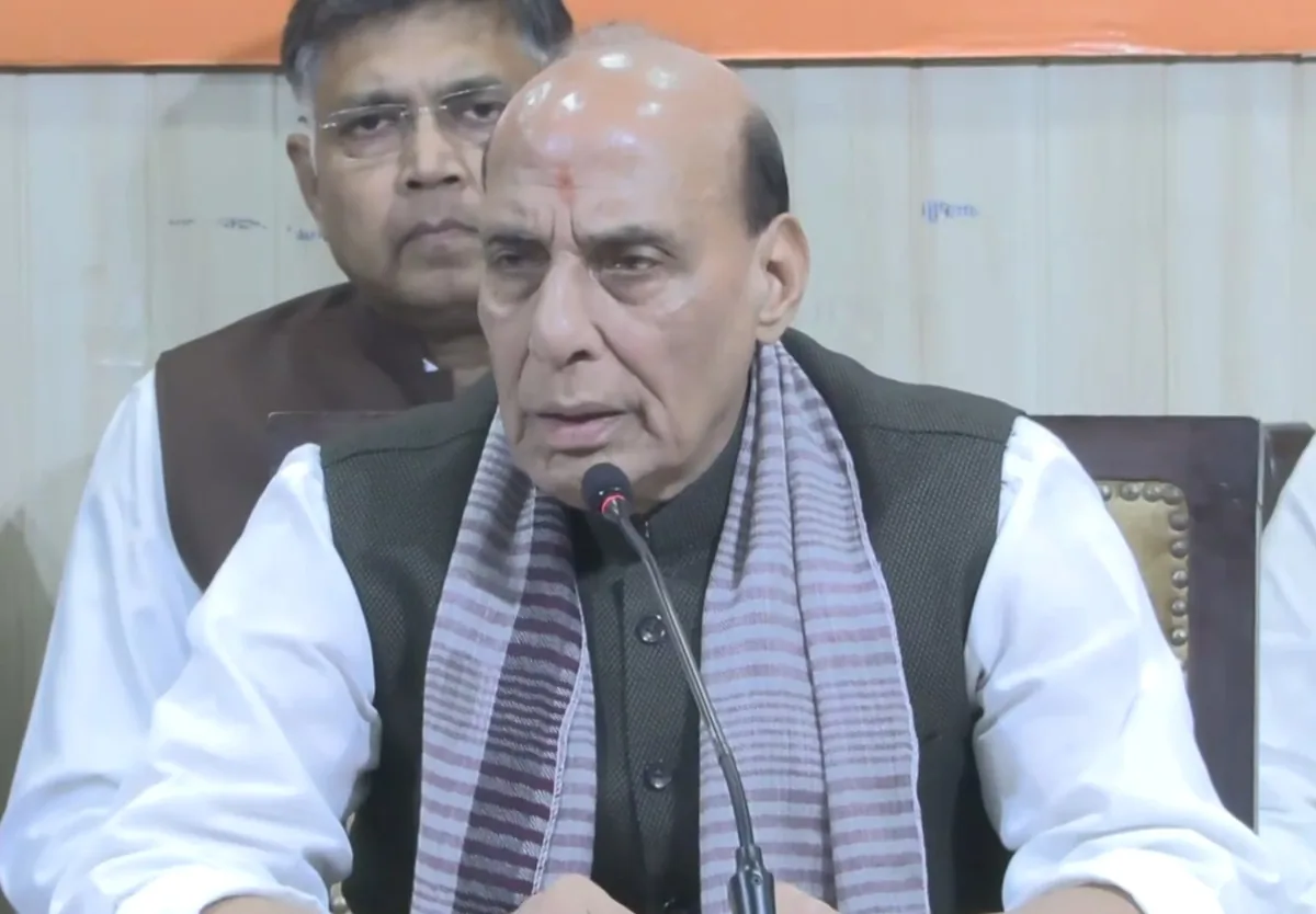 रायबरेली सीट भी जीत पाएंगे? राजनाथ सिंह का राहुल गांधी पर तीखा हमला, कांग्रेस के इतिहास पर उठाए सवाल