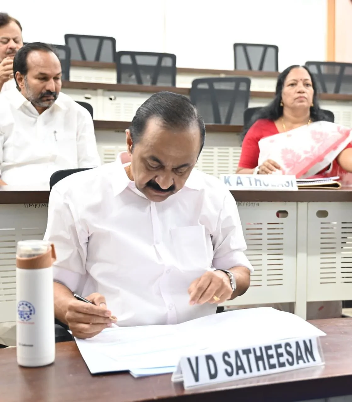 केरल: पिछली सरकार के फैसलों पर बढ़ी सतीशन सरकार की निगरानी, कई नई जांच के आदेश