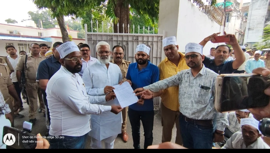 यूपी: 68,500 शिक्षक भर्ती मामला फिर गरमाया, मंत्री आवास पर प्रदर्शन, OBC आरक्षण लागू करने की मांग