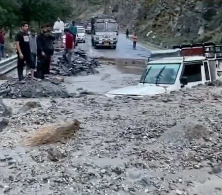 हिमाचल प्रदेश में मानसून का कहर: बादल फटने से किन्नौर में NH-05 बंद, राज्य में 60 सड़कें अवरुद्ध