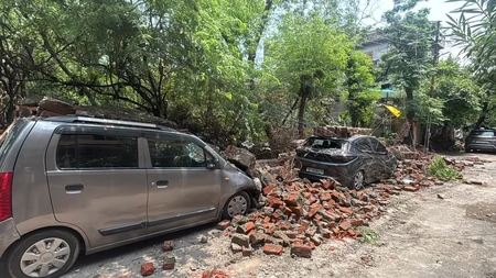 नोएडा: सेक्टर-12 में जर्जर दीवार ढही, मलबे में दबकर कई गाड़ियां क्षतिग्रस्त
