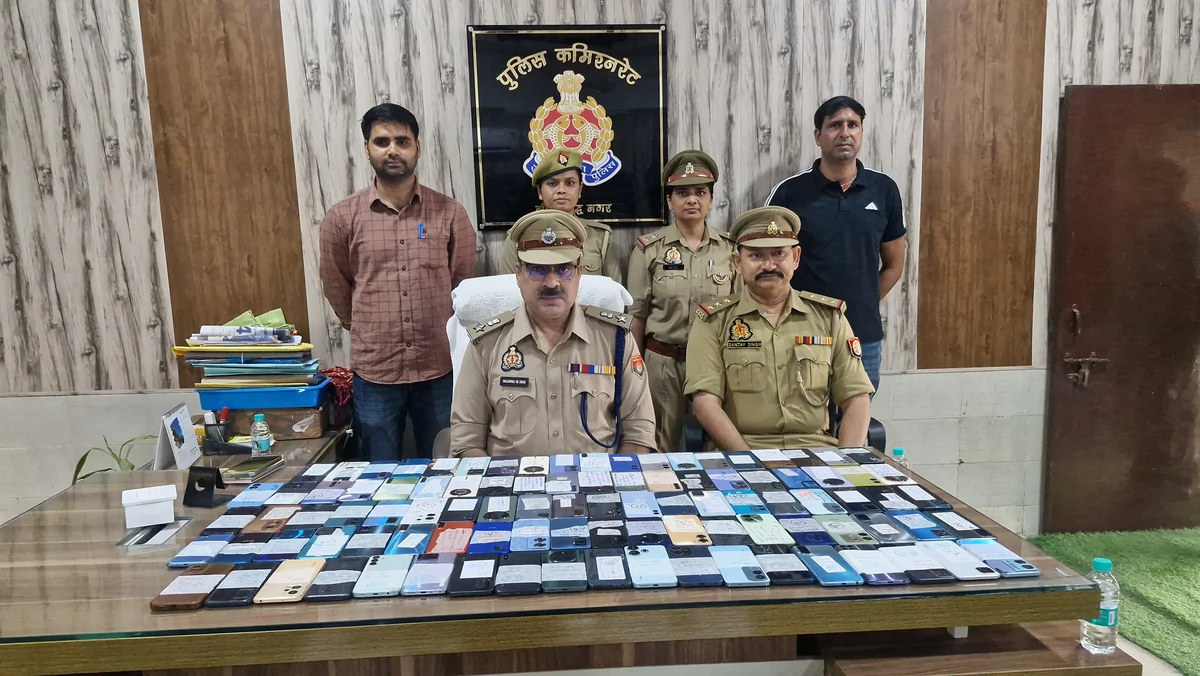 नोएडा: 'मिशन सहयोग' ने लौटाई चेहरों की मुस्कान, 35 लाख के 101 खोए हुए स्मार्टफोन मालिकों को मिले