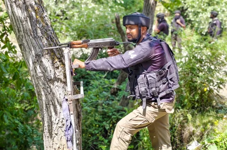 जम्मू-कश्मीर: उधमपुर में सुरक्षाबलों ने मुठभेड़ में दो आतंकवादियों को मार गिराया, तलाशी अभियान जारी