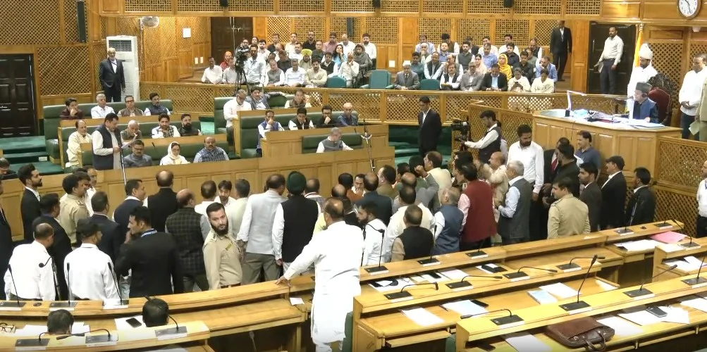जम्मू-कश्मीर विधानसभा: राज्य के दर्जे पर प्रस्ताव को लेकर भारी हंगामा, भाजपा विधायकों ने 'वेल' में की समानांतर कार्यवाही