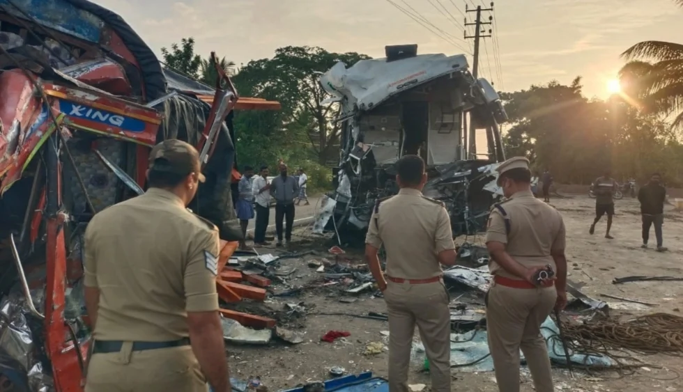 मैसूरु हादसा: बस और ट्रक की भीषण टक्कर में 4 लोगों की मौत, 20 से ज़्यादा घायल