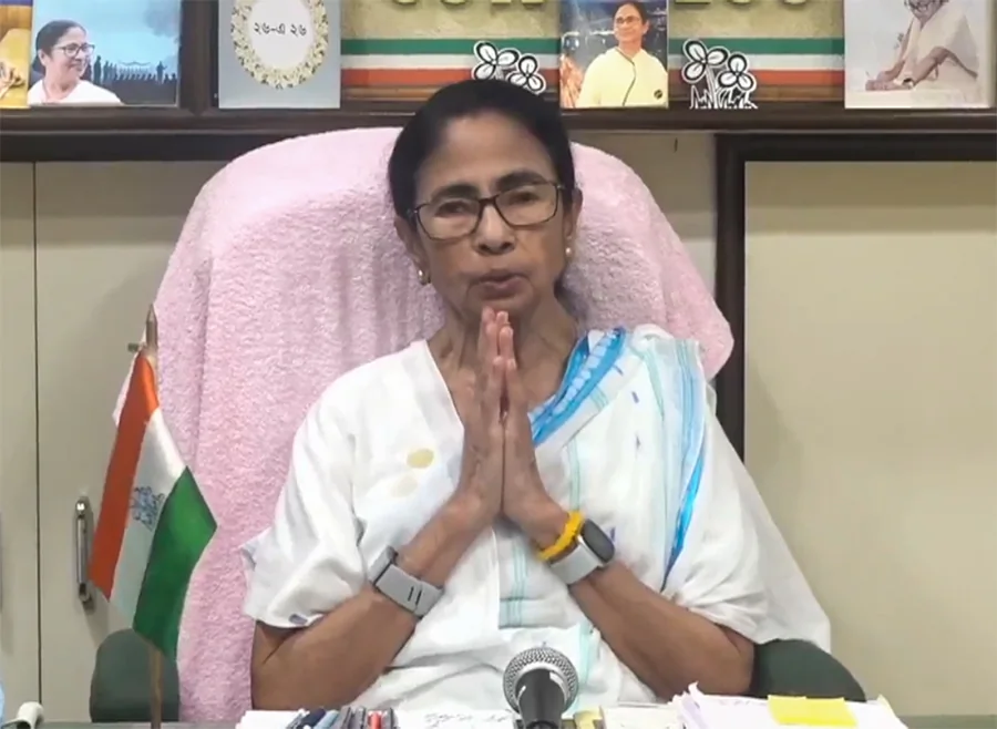 पश्चिम बंगाल: सुवेंदु अधिकारी पर ममता का बड़ा आरोप, 'मुझे घर से न निकलने देने की धमकी दी'