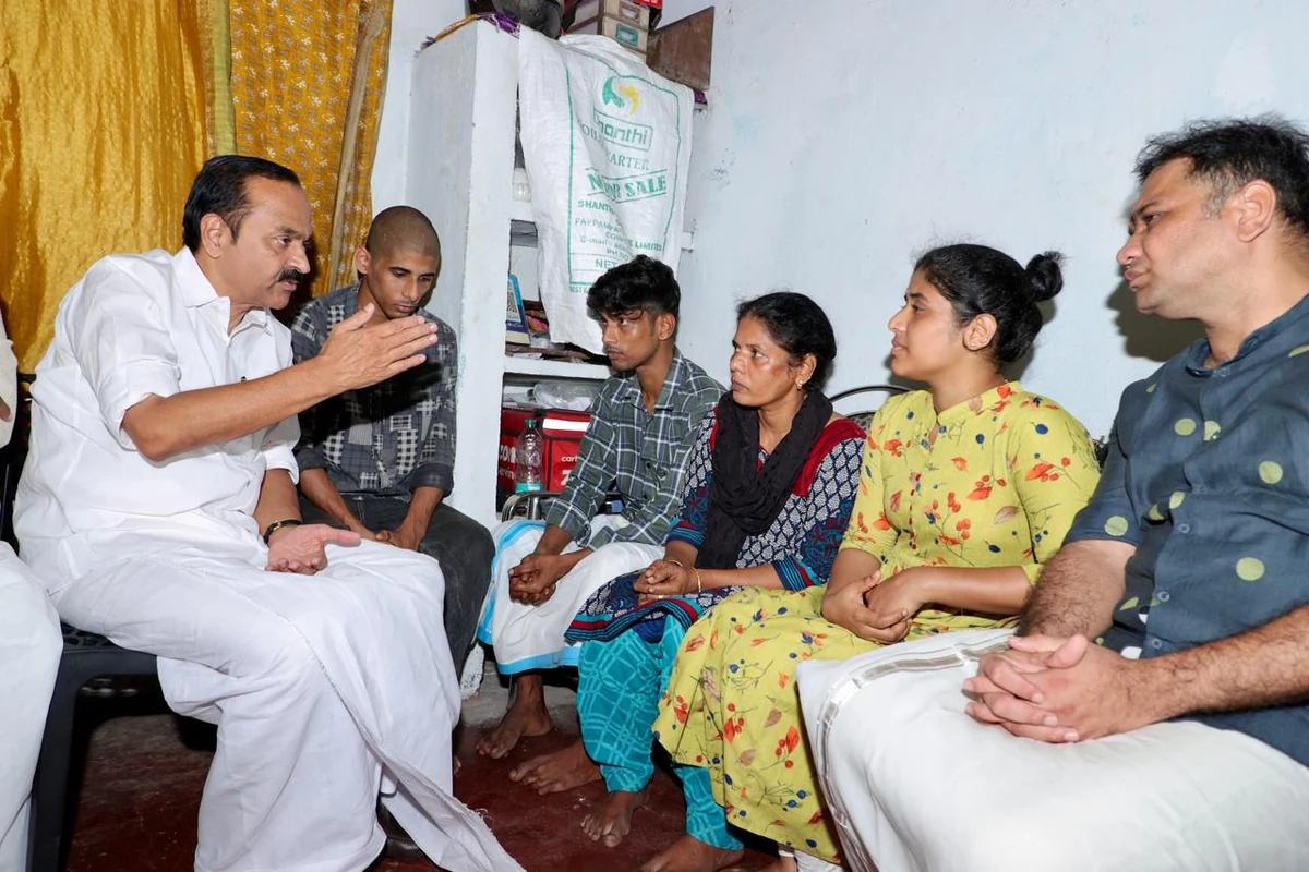कोच्चि कार हादसा: पीड़ित परिवार से मिले सीएम सतीशन, कानूनी लड़ाई में पूरे सरकारी समर्थन का भरोसा दिया