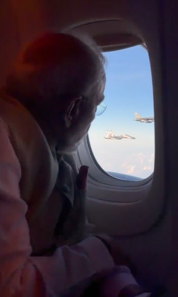 इंडोनेशिया के दौरे पर प्रधानमंत्री मोदी, राष्ट्रपति सुबियांतो ने एयरपोर्ट पर किया स्वागत