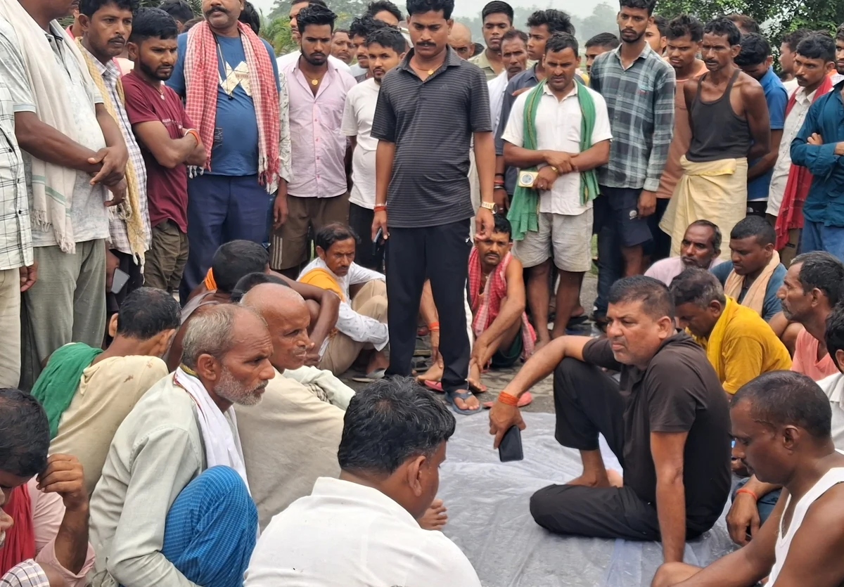 चतरा: शिक्षक की संदिग्ध मौत पर बवाल, हत्या के आरोप में ग्रामीणों ने NH-22 किया जाम