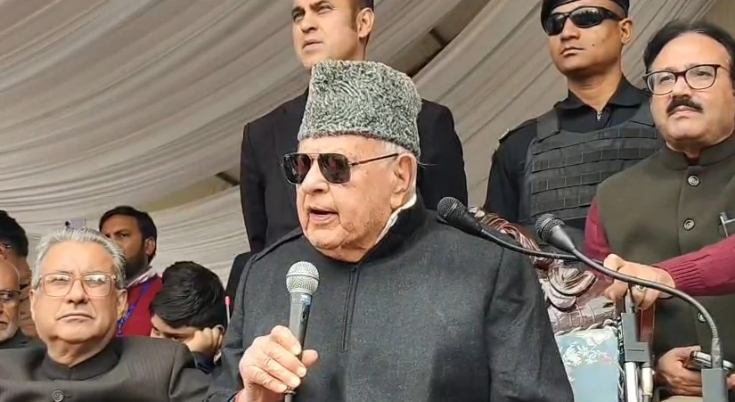 फारूक अब्दुल्ला का केंद्र पर निशाना: 'दिल्ली से न्याय की उम्मीद नहीं, लोग खुद लड़ें'