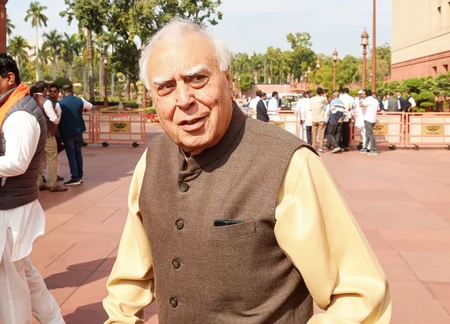 दल-बदल कानून के असर पर कपिल सिब्बल ने उठाए सवाल, सुप्रीम कोर्ट से जल्द सुनवाई की मांग