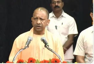 यूपी: स्कूलों में मिड-डे-मील बनाने वाले 3.54 लाख रसोइयों का मानदेय बढ़कर ₹3000 हुआ