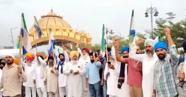 पंजाब बंद: नशा विरोधी कार्यकर्ता की हत्या पर फूटा गुस्सा, अमृतसर में किसानों ने फूंका सरकार का पुतला