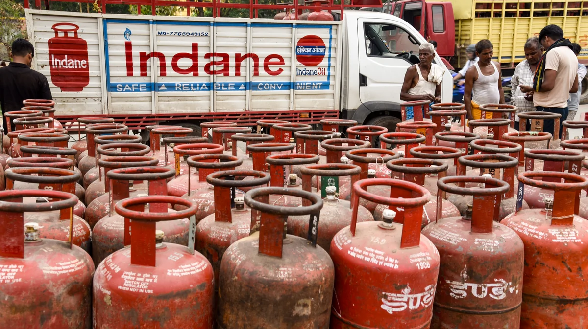 LPG सब्सिडी के लिए नियम बदला: 1 अक्टूबर से आधार बायोमेट्रिक देना क्यों ज़रूरी होगा?