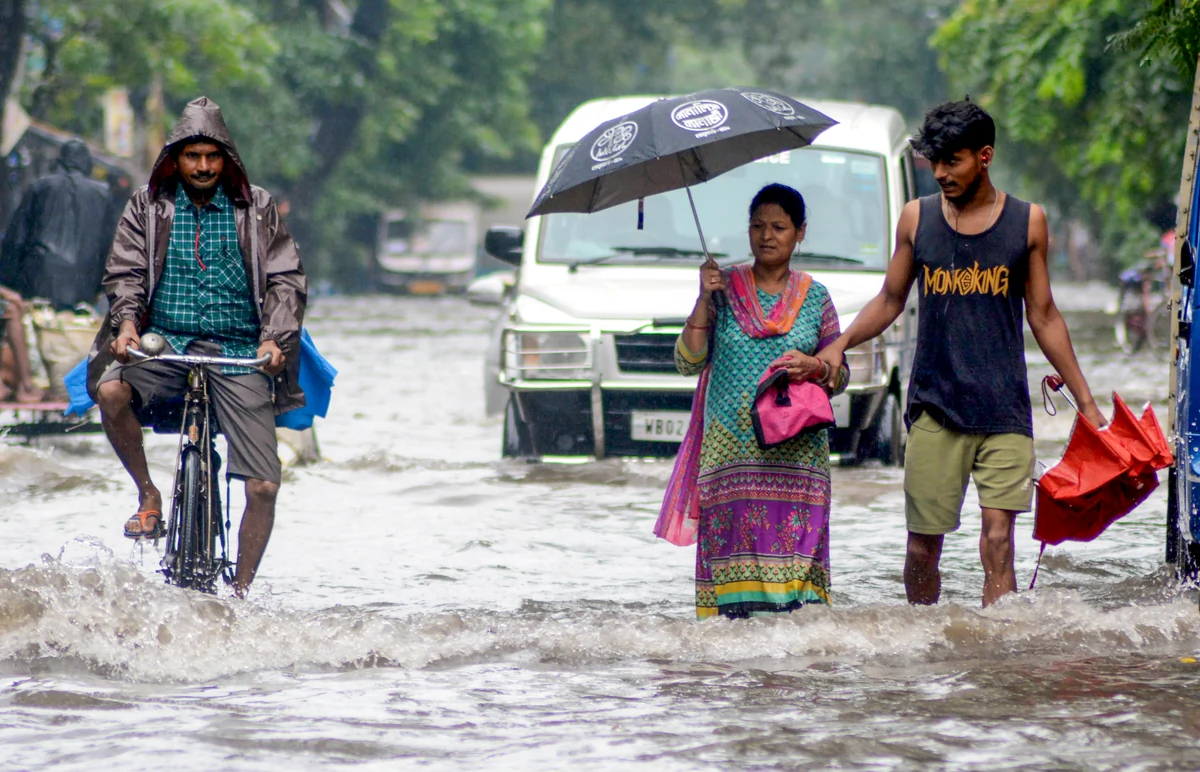 बंगाल में मानसून सक्रिय: कोलकाता समेत कई जिलों में भारी बारिश की चेतावनी, तीन जिलों के लिए रेड अलर्ट जारी