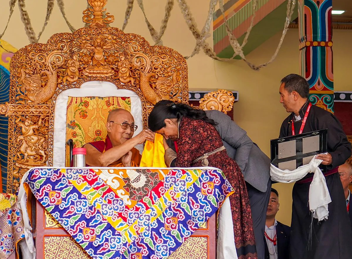 दलाई लामा के उत्तराधिकारी पर चीन की 'इंतजार की रणनीति' से तिब्बत में आक्रोश बढ़ सकता है: रिपोर्ट